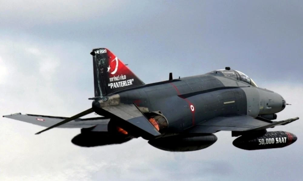 ΕΚΤΑΚΤΟ-Δεξαμενή καυσίμων από τουρκικό F-4E Phantom έπεσε σε πάρκινγκ αυτοκινήτων στην Άγκυρα (Βίντεο)